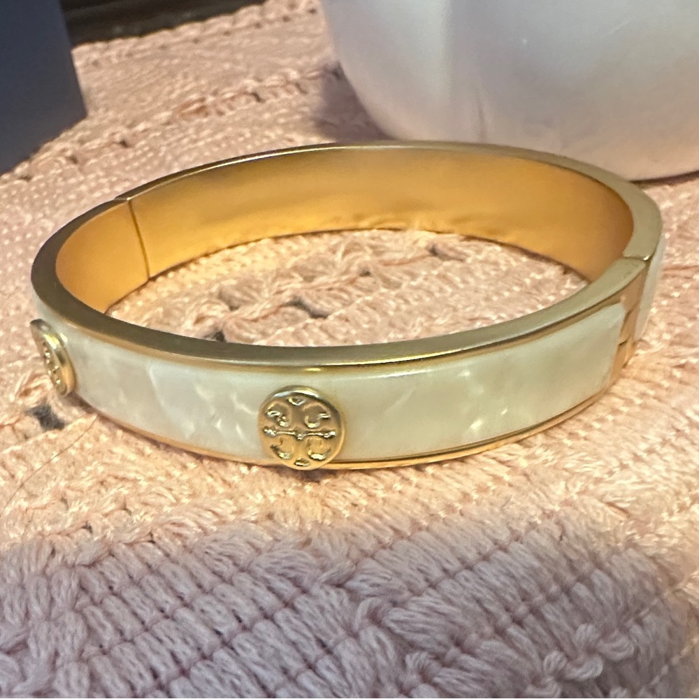 Stunning Tory Burch Mother of Pearl white Bangle Bracelet NWT